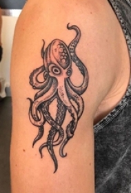 男生手臂上黑灰素描点刺技巧章鱼纹身图片