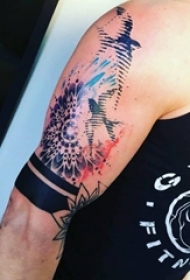 男生手臂上彩绘泼墨花朵和小鸟纹身图片