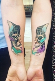 情侣手臂上彩绘抽象线条小动物猫咪拼接纹身图片