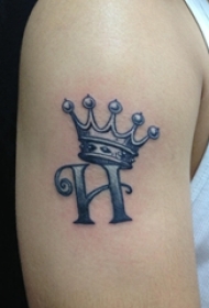 皇冠纹身男生手臂上皇冠和字母纹身图片