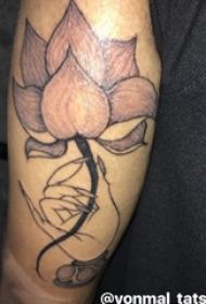 男生手臂上黑灰点刺简单线条植物莲花纹身图片