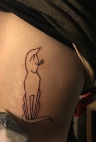 男生背部黑色线条有趣俏皮可爱猫咪纹身图片