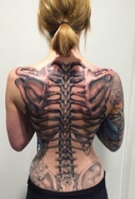 女生背部黑灰素描点刺技巧创意大面积满背骨头纹身图片