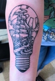 男生手臂上黑色简单几何线条灯泡和帆船纹身图片