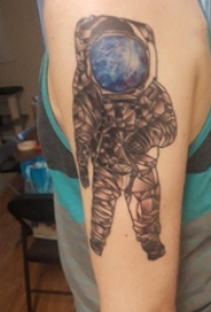 双大臂纹身 男生大臂上宇航员纹身图片