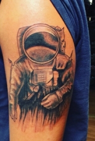 大臂纹身图 男生大臂上黑色的宇航员纹身图片