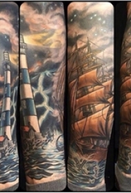 男生手臂上彩绘抽象线条灯塔和帆船纹身图片