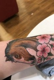 飞马纹身女 女生手臂上花朵和马纹身图片