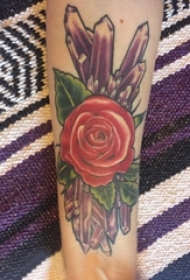 水晶纹身女生手臂上水晶和花朵纹身图片