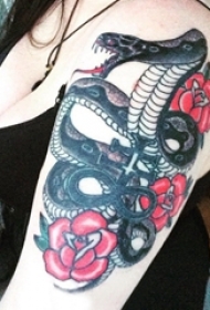 蛇和花朵纹身图案 女生手臂上蛇和花朵纹身图案