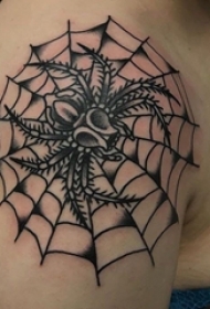 女生手臂上黑色线条创意精致蜘蛛网纹身图片