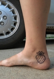 脚踝小清新纹身 女生脚踝上黑色的草莓纹身图片