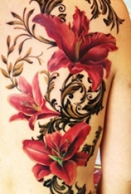 女生背部彩绘水彩唯美花朵大面积纹身图片