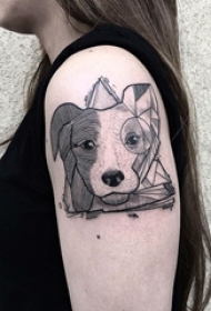 女生手臂上黑灰素描创意狗头纹身图片