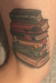 纹身书籍 男生大腿上彩色的书籍纹身图片