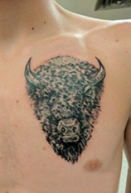 公牛头纹身 男生胸部黑色的牛头纹身图片