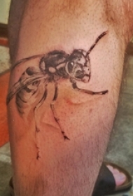 男生小腿上彩绘渐变简单线条小动物蜜蜂纹身图片