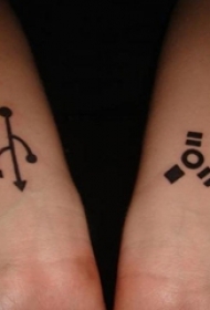 女生手臂上黑色线条几何元素创意图腾纹身图片