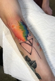 女生手臂上黑灰素描点刺技巧几何元素三角形水彩泼墨纹身图片