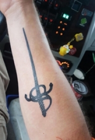 男生手臂上黑色简单抽象线条长剑纹身图片