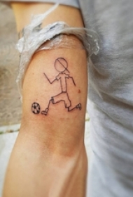 男生手臂上黑色几何线条卡通足球和人物纹身图片