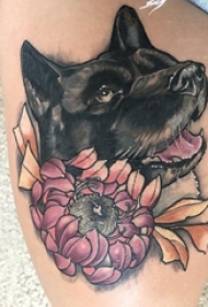女生大腿上彩绘植物花朵和小动物狗纹身图片