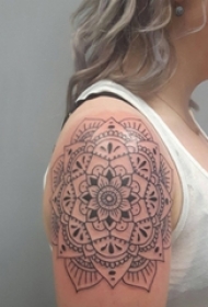 女生手臂上黑色线条素描几何元素创意梵花纹身图片