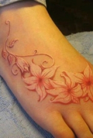 女生脚背上彩绘水彩唯美花朵纹身图片