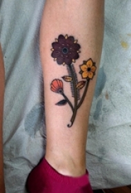 女生小腿上彩绘简单线条创意植物文艺花朵纹身图片