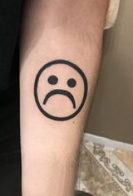 表情符号纹身 男生手臂上创意的表情符号纹身图片