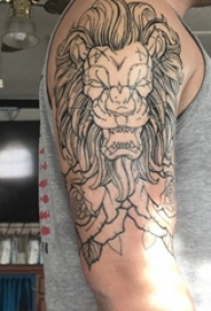 男生大臂上黑色简单抽象线条花朵和小动物狮子纹身图片