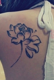 女生后背上黑色水墨抽象线条植物睡莲花纹身图片