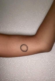 纹身圆形 女生大臂上黑色的几何纹身圆形图片