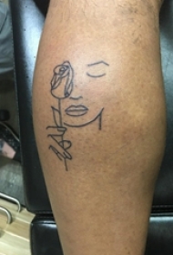 男生小腿上黑色简单线条人物和植物花朵纹身图片