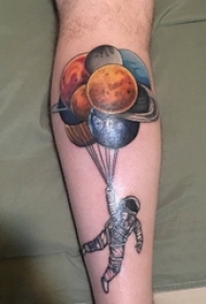 欧美小腿纹身 男生小腿上彩色气球和宇航员纹身图片