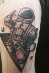 男生手臂上黑色点刺几何简单线条星球和宇航员纹身图片