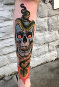 男生小腿上彩绘水彩素描创意霸气骷髅蛇纹身图片