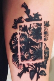 男生手臂上黑色点刺几何简单线条植物花朵纹身图片