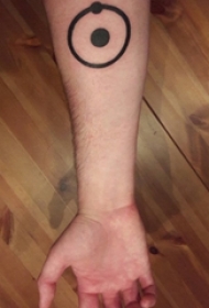 男生手臂上黑色几何线条创意圆形纹身图片