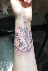 女生手腕上黑色几何简单线条创意植物生命树纹身图片