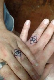 情侣纹身戒指 情侣手指上黑色的戒指纹身图片