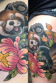 女生大腿上彩绘技巧渐变植物素材花朵和小动物纹身图片
