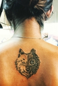 女生背部黑灰素描创意霸气狼头纹身图片