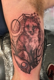 男生手臂上黑色素描创意小动物狐狸纹身图片