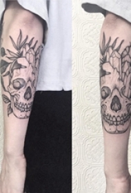 骷髅纹身 女生手臂上黑灰纹身点刺骷髅纹身图片