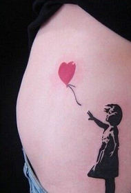 美女腰间创意的心形气球和人像纹身图案