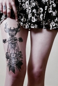 大腿纹身传统 女生大腿上黑色的花朵和鹿纹身图片