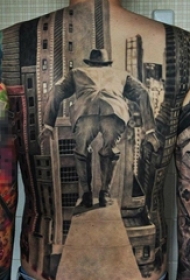 男生满背黑灰点刺建筑和人物肖像纹身图片