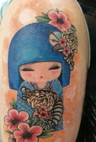 男生手臂上彩绘植物花朵和娃娃纹身图片