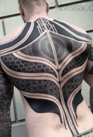 男生背部黑灰素描点刺技巧创意几何图腾满背纹身图片